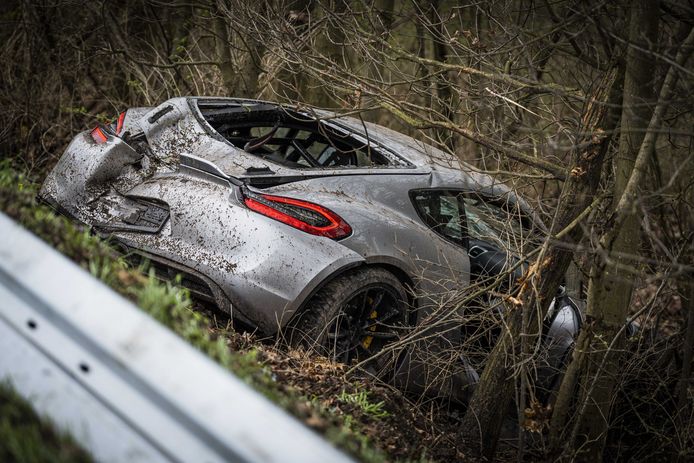 Eén van de Porsches belandde aan de andere kant van de vangrails.
