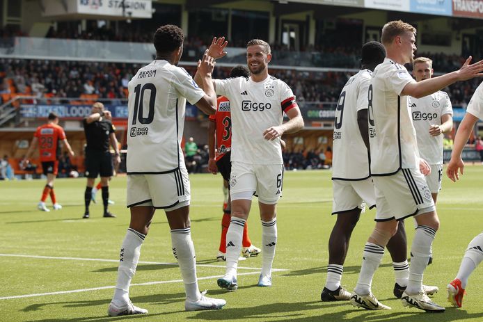 Henderson feliciteert Akpom met zijn goal. Op de achtergrond balen de spelers van Volendam