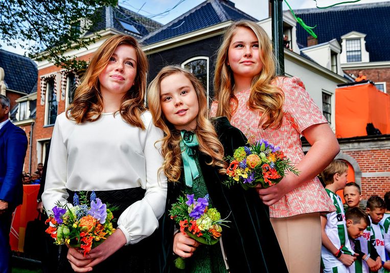 Prinsessen Alexia en Ariane en (rechts) kroonprinses Amalia in Groningen. Beeld ANP