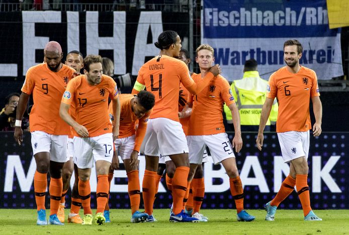 Oranje viert een treffer tegen Duitsland in de Nations League.