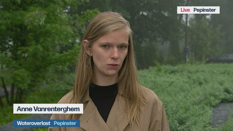 ‘In Pepinster moesten we een halfuur een berg op rijden om een beetje bereik te hebben. Maar een paar seconden voor ik live ging, viel de satellietwagen uit. Paniek! En net toen het toch lukte, kwam er een helikopter twee meter boven mijn hoofd hangen.’ Beeld vrt