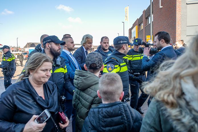 Omringd door agenten en beveiligers maakt Geert Wilders een rondje op de markt in Sint Willebrord om aanhangers te ontmoeten en de lokale PVV te steunen.
