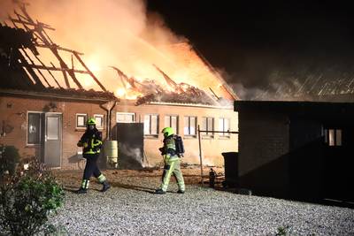Woonboerderij loopt zware schade op bij felle brand