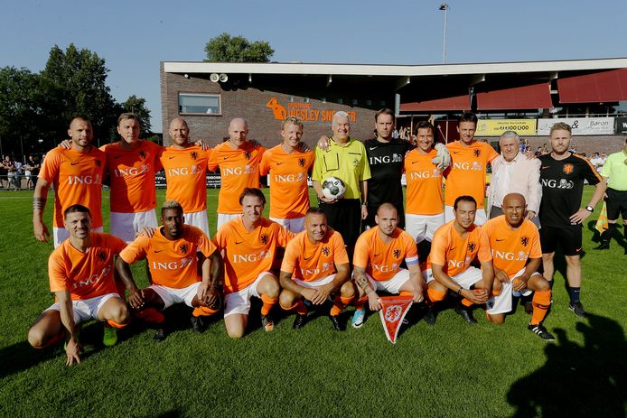 De oud-internationals. Achterste rij, vlnr: John Heitinga, Richard Witschge, Tim de Cler, Martijn Meerdink, Dirk Kuyt, arbiter Roelof Luinge, Sander Westerveld, Martijn Reuser, Barry Opdam en coach Sjaak Swart. Voorste rij, vlnr: Khalid Boulahrouz, Ruben Schaken, Marc van Hintum, Demy de Zeeuw, Wesley Sneijder, Denny Landzaat en Simon Tahamata.