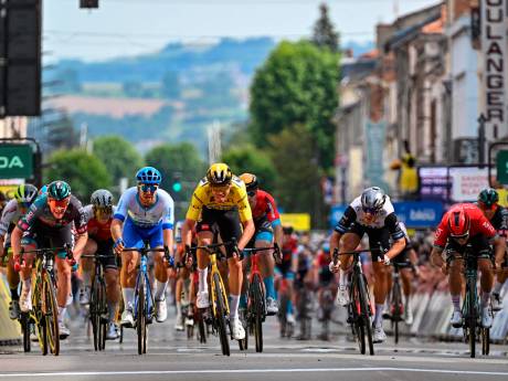 En jaune, Christophe Laporte s’adjuge la 3e étape du Dauphiné, Bennett et Groenewegen déclassés