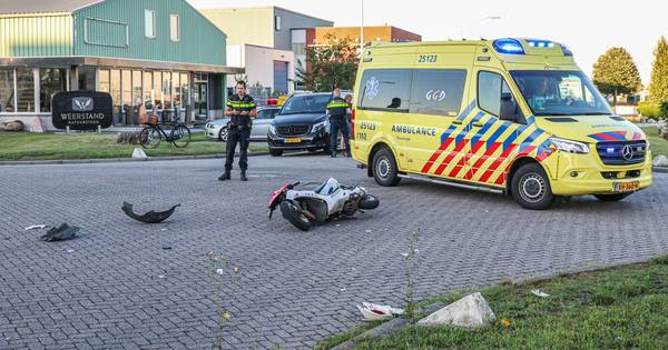 Scooterrijder gewond bij aanrijding met auto op Urk - De Stentor