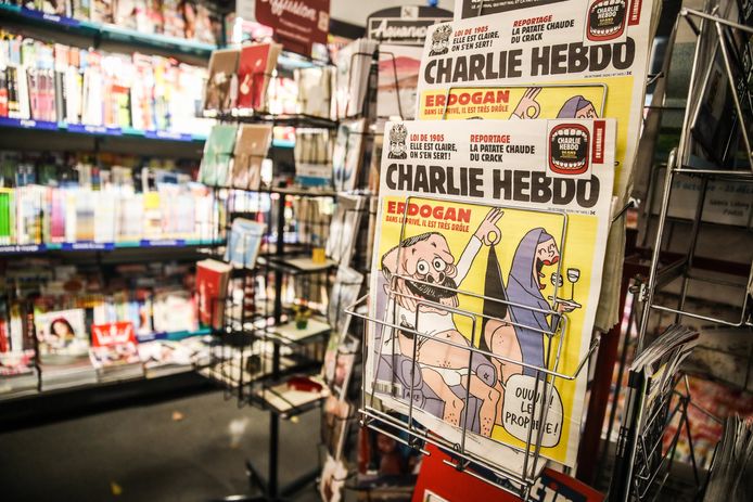 Edities van het laatste nummer van het Franse satirische tijdschrift Charlie Hebdo, met op de voorpagina een spotprent van de Turkse president Erdogan, in een kiosk in Parijs.