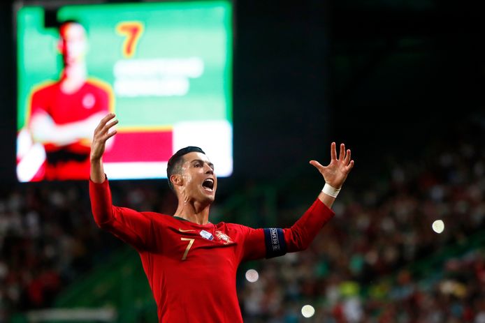 Ronaldo rondde tegen Oekraïne de kaap van 700 goals voor club en land.