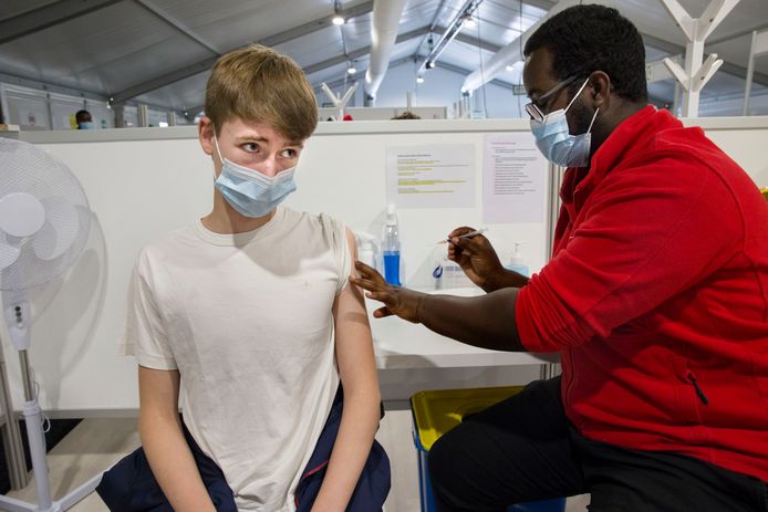 Sam (15) krijgt een vaccinatie.
