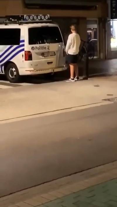 Over weinig schaamte gesproken: jongeman (21) doet plasje tegen politiecombi in Knokke-Heist