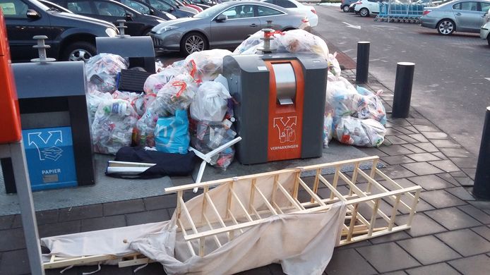 Afval bij het milieuplein bij Mirocenter aan de Gronausestraat in Enschede.