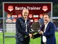Technisch manager Marc Scheepers (r) overhandigt de prijs voor beste trainer van de eerste periode van het huidige seizoen aan Rob Penders, coach van FC Eindhoven.