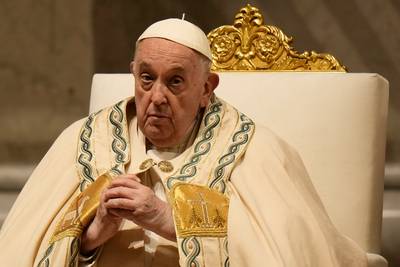 Paus leidt paaswake na plotse afzegging gisteren en ongerustheid over zijn gezondheid