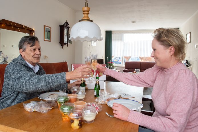 Ramona Kanters heeft een kerstlunch voor haar voormalige buurman Loek Nicolai.