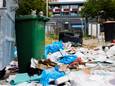 Open vuilnisbelt aan het Pieter Vreedeplein. Vandaag valt het volgens een bewoner nog mee; geen glas op de grond of vissenkoppen.