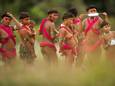 Leden van het Yanomami-volk bezoeken een medische post in de staat Roraima.