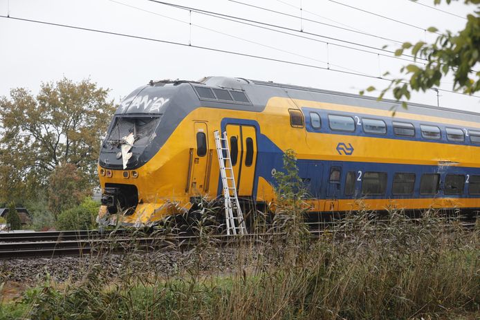 Beschadigde trein door botsing tegen bus in Bergen op Zoom.