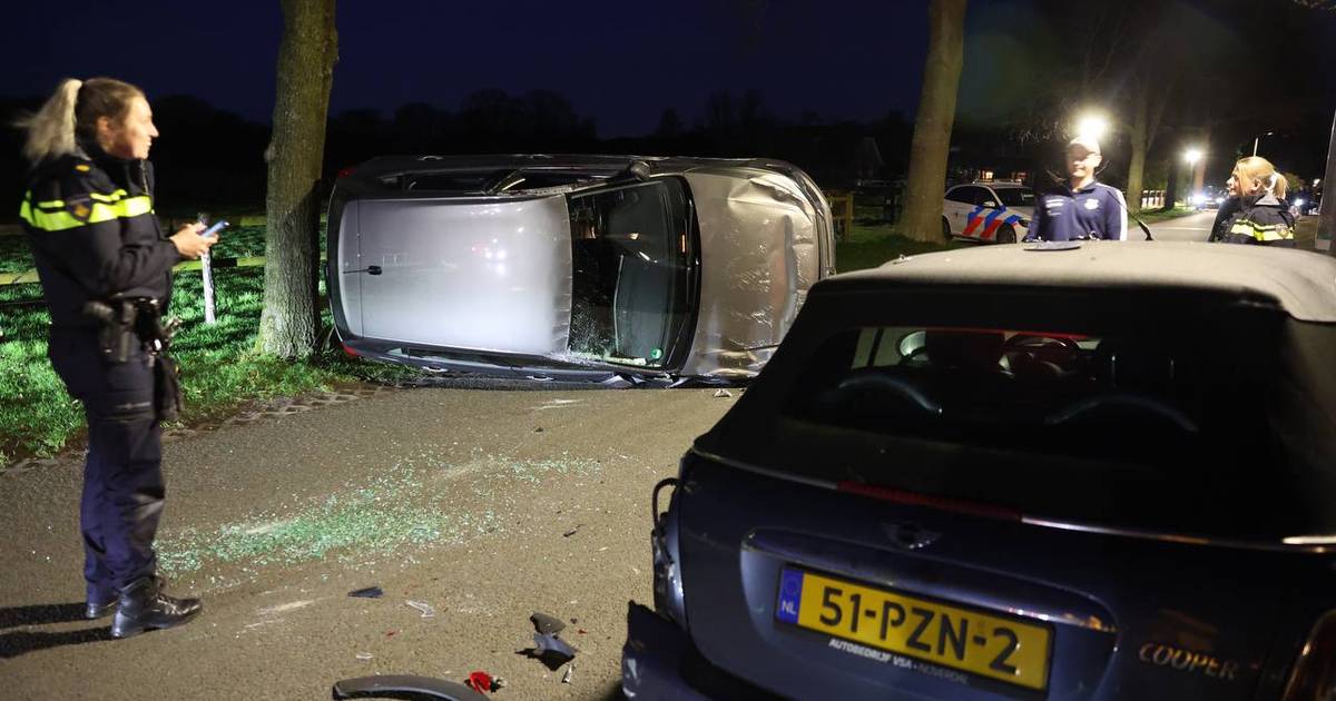 Automobilist slaat over de kop bij eenzijdig ongeval op ‘sluiproute’ in Nijverdal.
