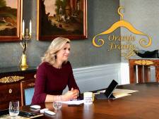 De koningin geeft met haar look haar mede-zoomers een lesje digitaal shinen