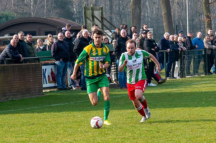 Raphael Verhaert (Grenswachters ) in duel met Luke de Dooij van ODIO.