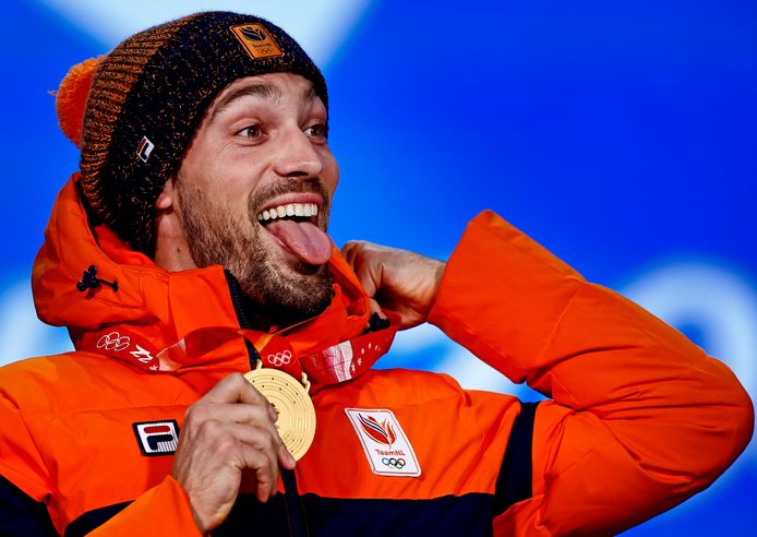 Kjeld Nuis met zijn gouden olympische medaille op Medal Plaza in Peking.