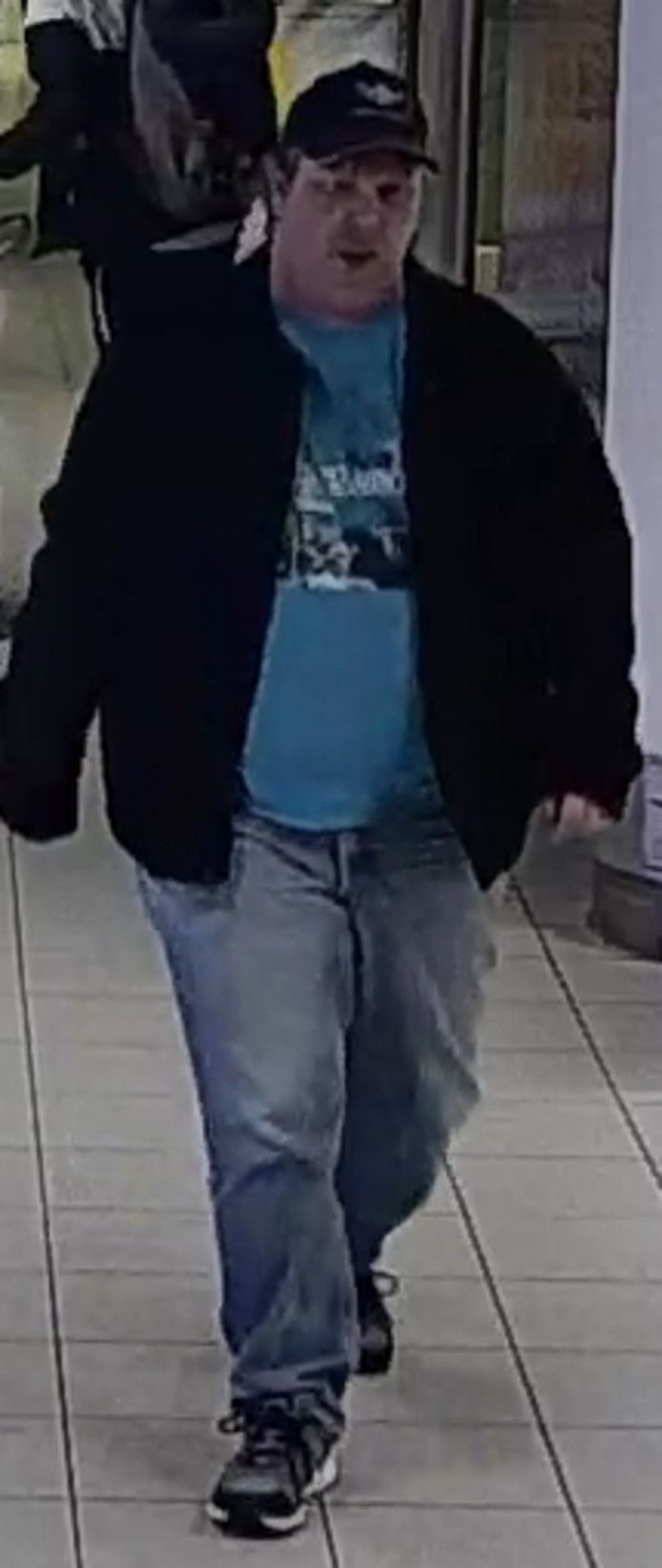 De verdachte man kwam waarschijnlijk zeer recent aan op Schiphol, blijkt uit camerabeelden.