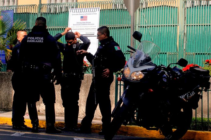 Mexicaanse politieagenten plegen overleg. Archieffoto.