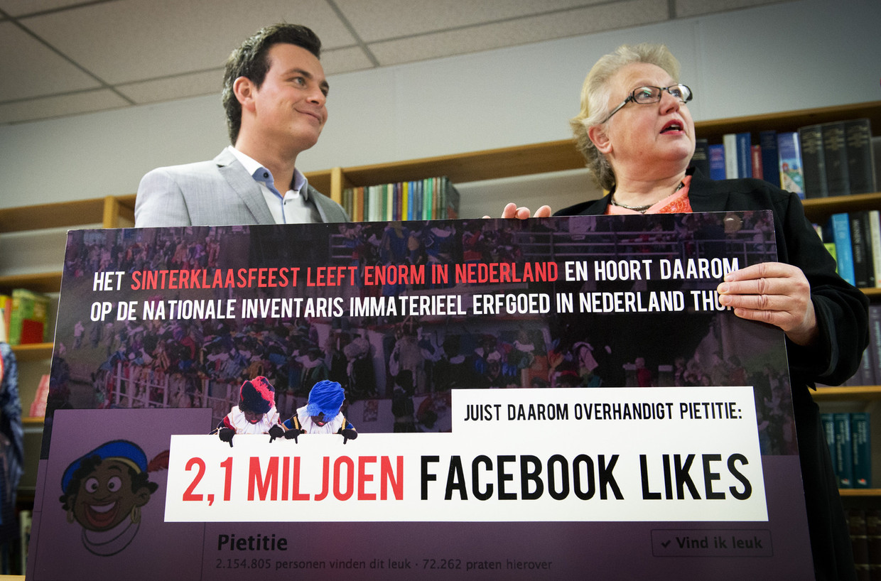 Bas Vreugde, een van de twee bedenkers van de zogeheten Pietitie op Facebook, overhandigt de ruim 2,1 miljoen likes van de petitie aan directeur Ineke Strouken van het Nederlands Centrum voor Volkscultuur en Immaterieel Erfgoed. Beeld anp