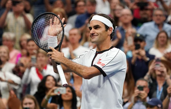 Roger Federer bedankt het publiek na zijn zege op de Bosniër Damir Dzumhur in de tweede ronde van de US Open.