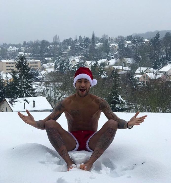 Neymar geniet van de sneeuw in Parijs.