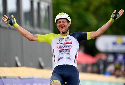 Taco van der Hoorn rondt marathonvlucht knap af in zenuwslopende sprint en zet de Brussels Cycling Classic op zijn erelijst
