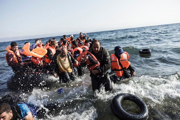 Syrische vluchtelingen arriveren aan de kust van Lesbos in Griekenland in een opblaasbare boot.