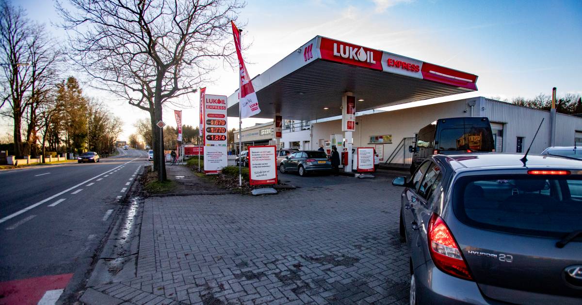 Te Lange Rijen Nederlanders Bij Benzinepomp In Lommel: Benzineprijs Omhoog  | Kempen | Ed.Nl
