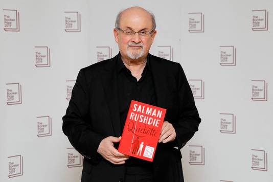 De Britse schrijver Salman Rushdie poseert met zijn boek 'Quichotte'.