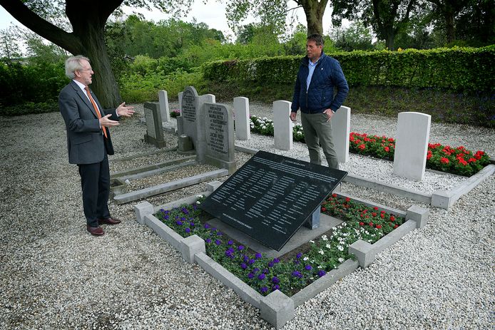 Nieuw raadslid Peter-Jan van der Giessen (rechts) in gesprek met Wim van der Leur. Beiden zijn van het 4 mei Comité in Papendrecht.