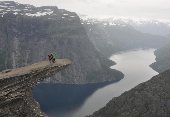 Enkele toeristen op de Trolltunga (letterlijk: tong van de trol).