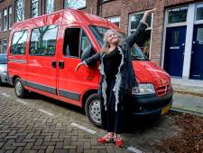 Therapeut Mirjam (53) kocht een brandweerauto en liet hem ombouwen tot camper én praktijkruimte