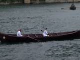 Spanjaarden varen rondje door haven in boot van chocolade