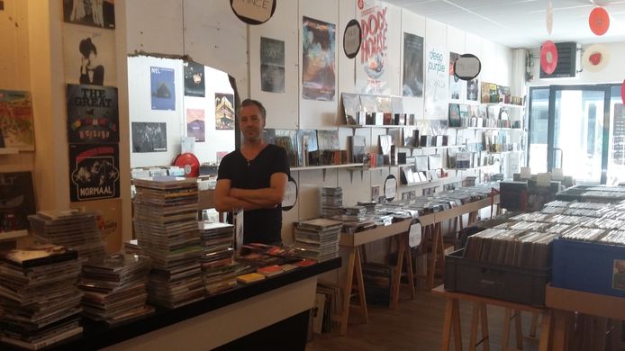Marcel Leussenkamp in zijn fors uitgebreide muziekwinkel Walk-in aan de Proosdijpassage.