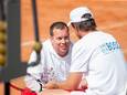 Coach Bjorn Graven geeft Igor Sijsling instructies. Graven vertrekt na dit seizoen bij Lewabo, de tennisploeg uit Beneden-Leeuwen.