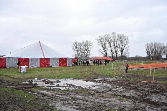 Het terrein ligt er erg drassig bij. Het belooft een lastige wedstrijd te worden.