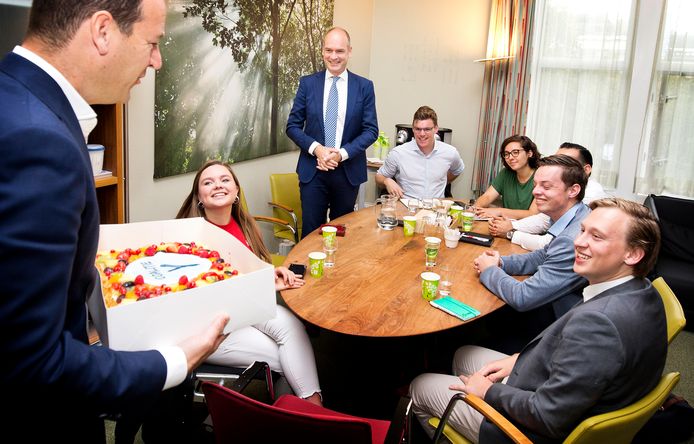 PvdA-leider Lodewijk Asscher brengt taart mee naar Coalitie-Y, waarbij zijn partij zich aansluit.