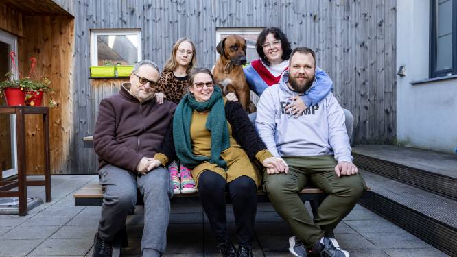 Diana (52) en Bart (58) hebben een samengesteld gezin met 6 kinderen: “We praten open over alles, zelfs over zelfdoding”
