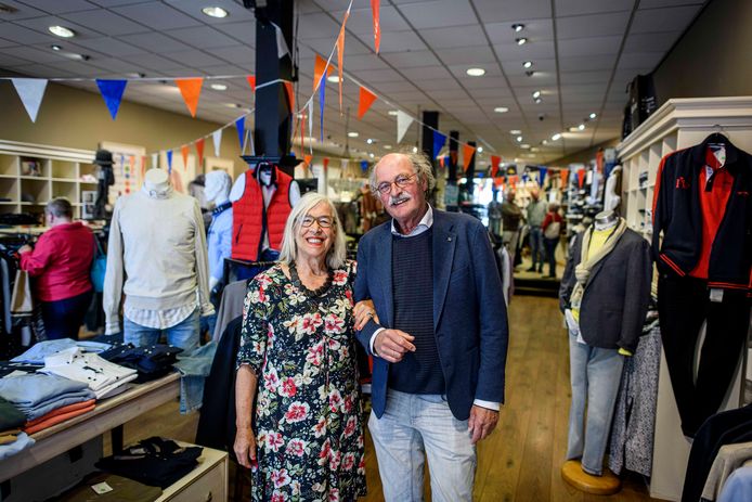 Van hippie tot modekoning Wieger en Marlien de Vries stoppen na 50 jaar met kledingzaak in Almelo Almelo tubantia