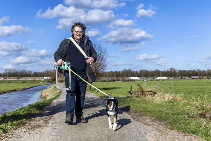 Marco de Vente met hond Does in de polder Rijnenburg. ,,Ik zie telkens weer nieuwe dingen.”