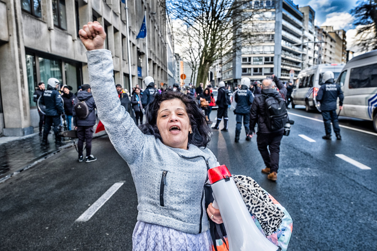 Een vrouw demonstreert voor het Jubelpark in Brussel. Beeld Tim Dirven