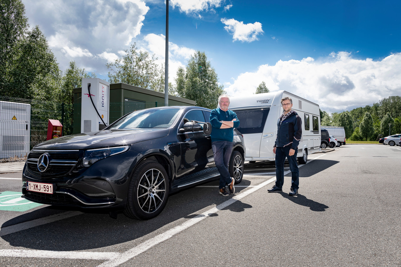 GETEST. Hoe gemakkelijk kan je elektrische auto een caravan trekken naar Frankrijk? “Eerste