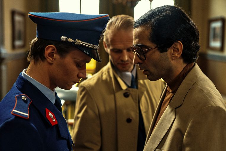 David Van de Steen: 'Het is ongelooflijk dat Madani Bouhouche het onderzoek naar de aanslag op Herman Vernaillen heeft kunnen manipuleren.' (Foto: Tijmen Govaerts als rijkswachter Marc en Roda Fawaz als de obscure BOB'er Bouhouche.) Beeld VRT