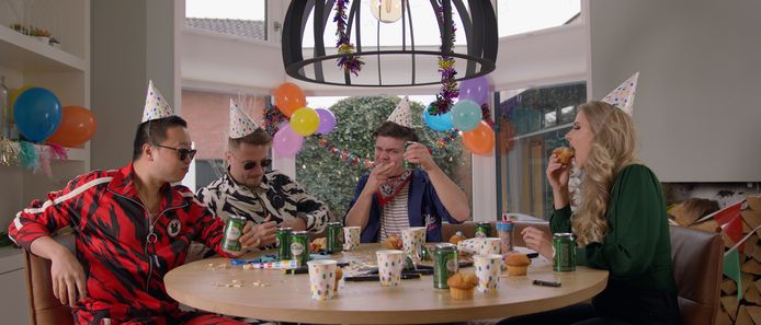 Bram Agterbos, Jort Martens en Jeppe Hellegers van De Gladjakkers pakten zondag groots uit met de videoclip van hun nieuwe plaat.