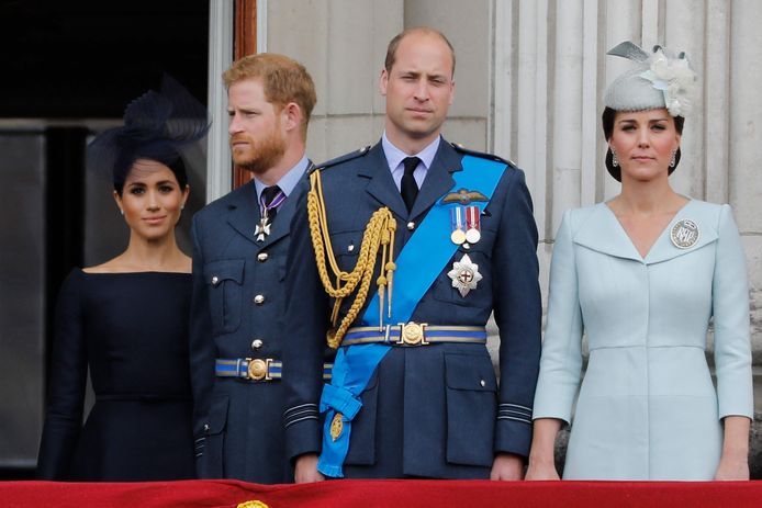 Prins Harry en Meghan op het balkon van Buckingham Palace met prins William en Kate.